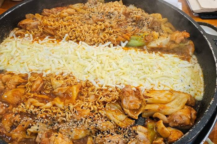 강남역 맛집 장인닭갈비 강남점 리뷰 천연 치즈 폭탄에 눈이 휘둥그레! 2.jpg